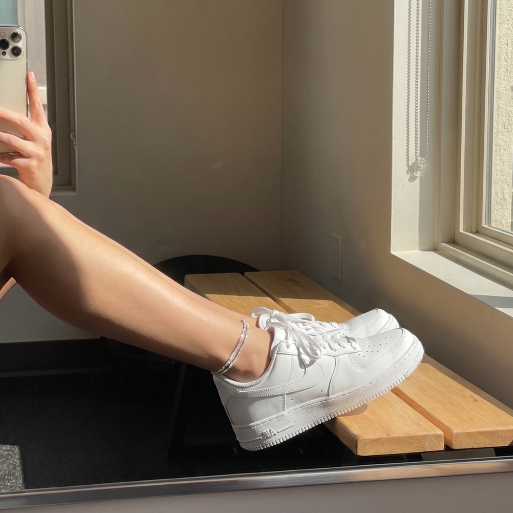 Customer mirror try-on wearing anklet